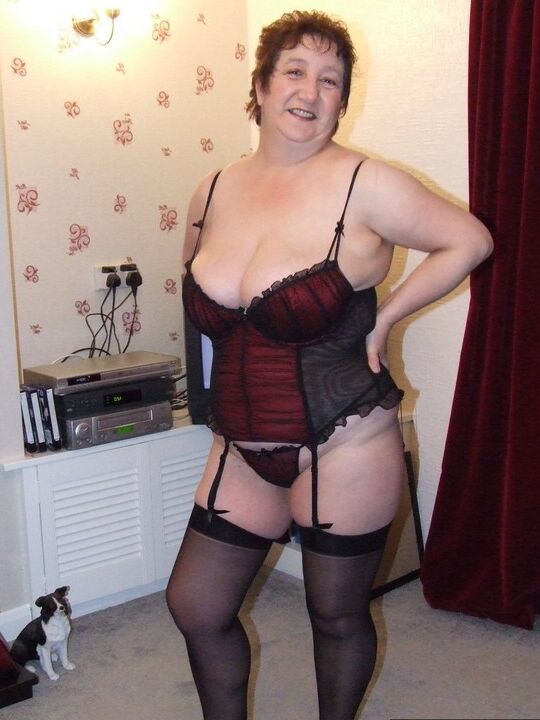 20P A ruiva madura Kinky Carol tira seus peitos enormes de sua lingerie sexy