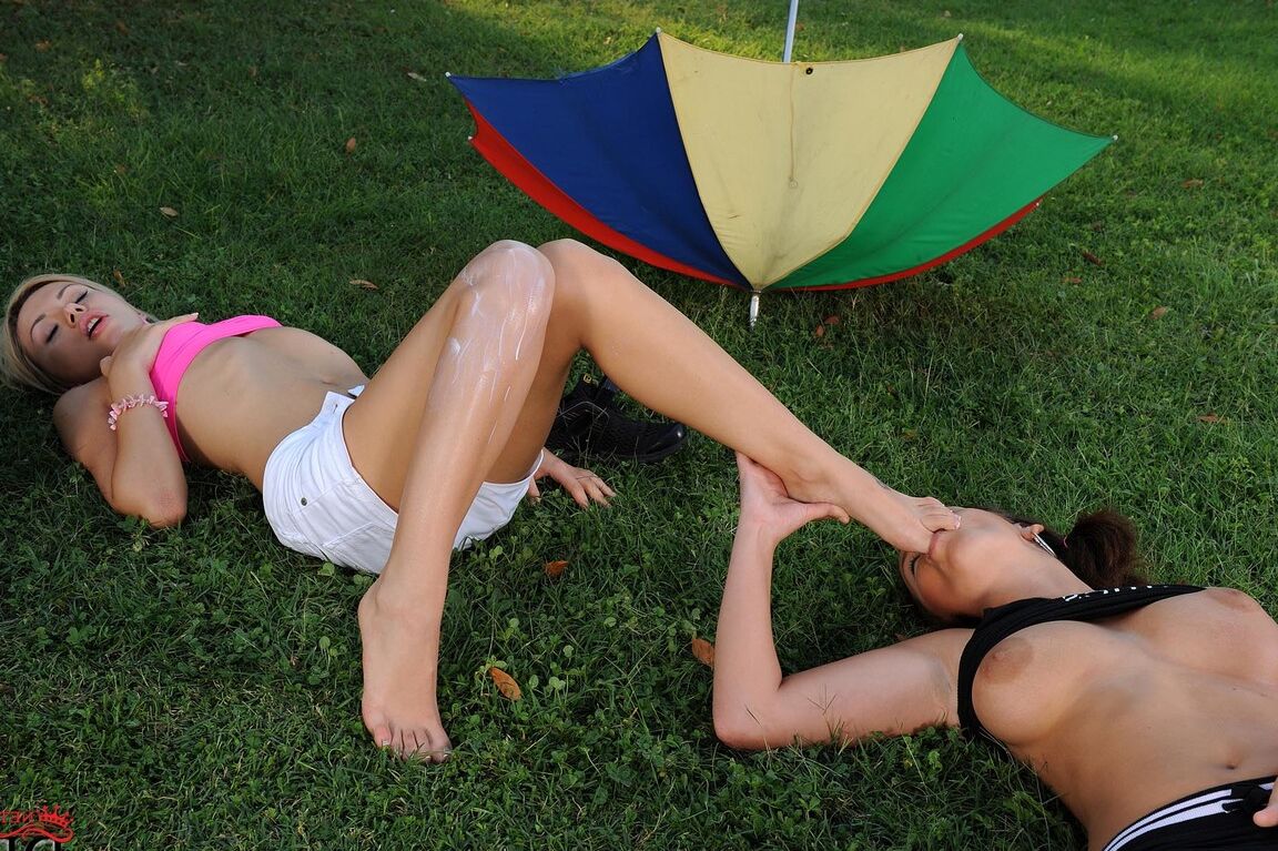 21P Jambes et pieds chauds Denisa Heaven, Linet, Sasha Rose