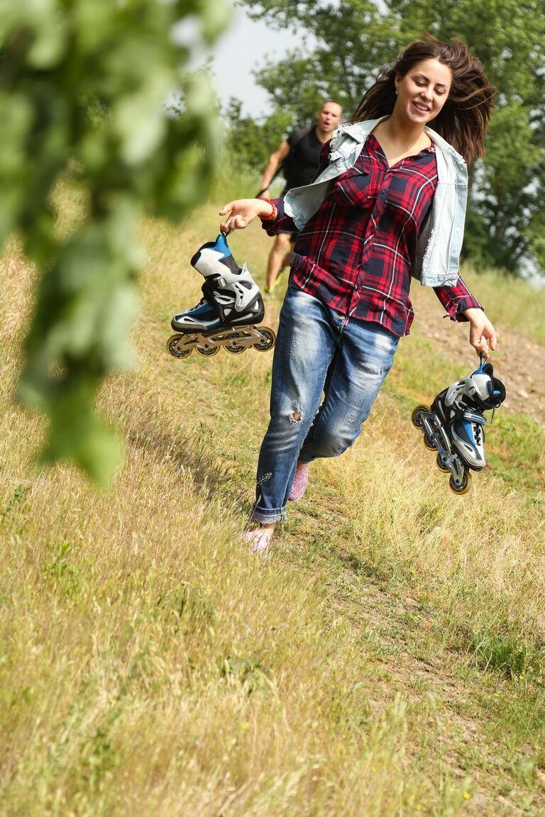 21P Nikki Waine, une jeune ukrainienne maigre, taille une pipe et se fait baiser en plein air.