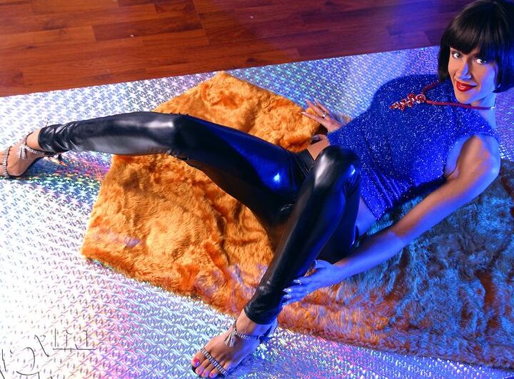 11P Sexy Leggy MILF em látex e salto alto