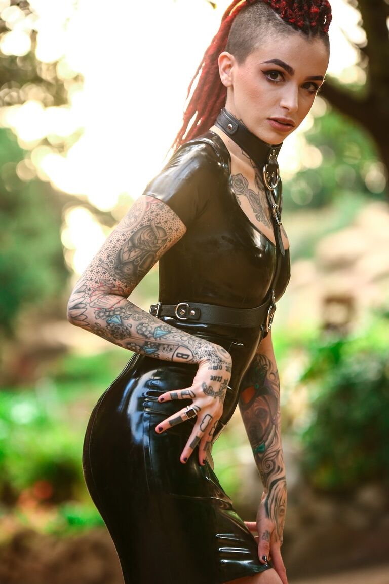 17P La chica gótica Leigh Raven trabaja sin vestido de látex para poses desnudas en solitario