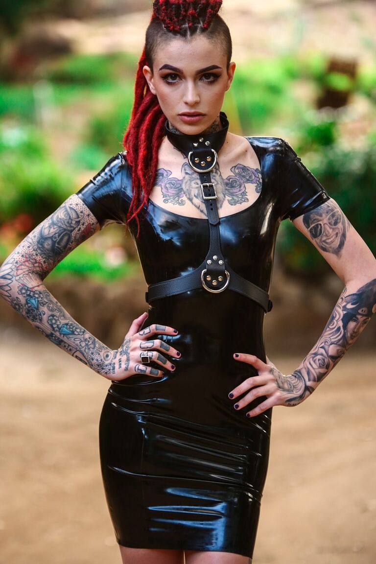 17P La chica gótica Leigh Raven trabaja sin vestido de látex para poses desnudas en solitario