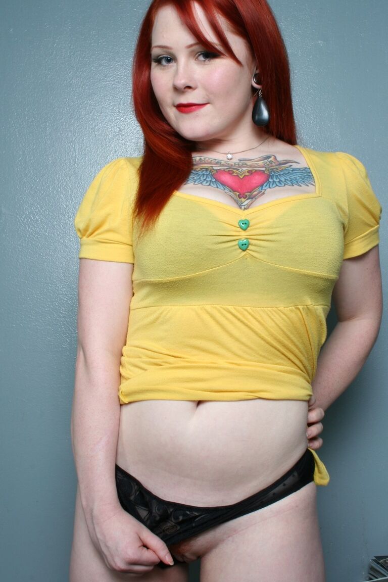 17P Pelirroja viciosa sacude las tetas naturales cuando se prepara para la masturbación