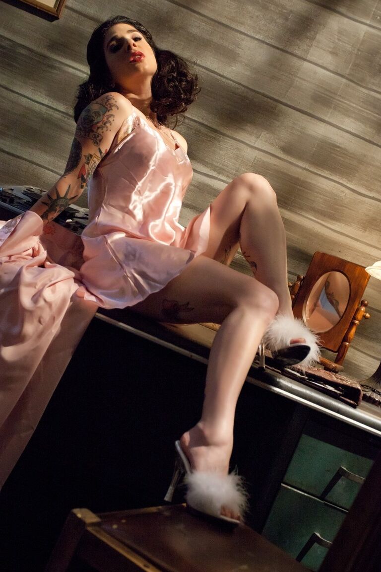 17P La sexy Joanna Angel se masturbe en solo sur son bureau dans des mules à fourrure