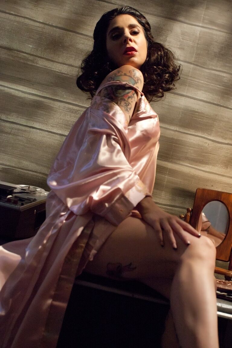 17P La sexy Joanna Angel se masturbe en solo sur son bureau dans des mules à fourrure