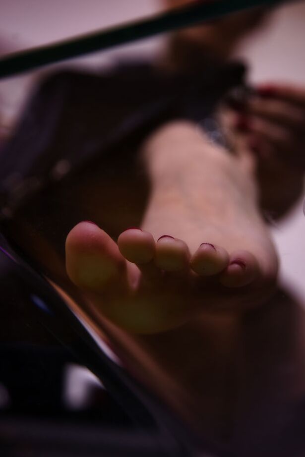 16P Antonia Sainz revisa sus piernas en busca de pelos sueltos y se alisa con aceite calmante