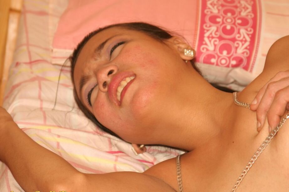 21P La ninfómana amateur Kaye se desnuda y recibe una polla en su pequeño manguito