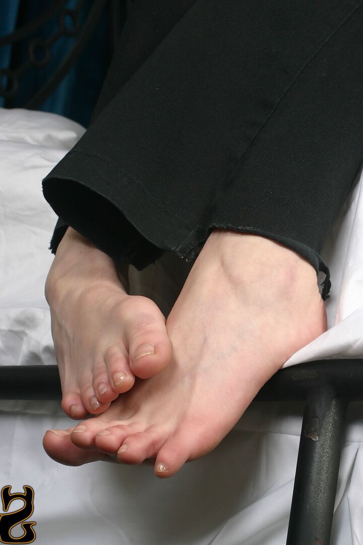 16P La chica vestida Mischa deja que un hombre negro le adore los pies descalzos