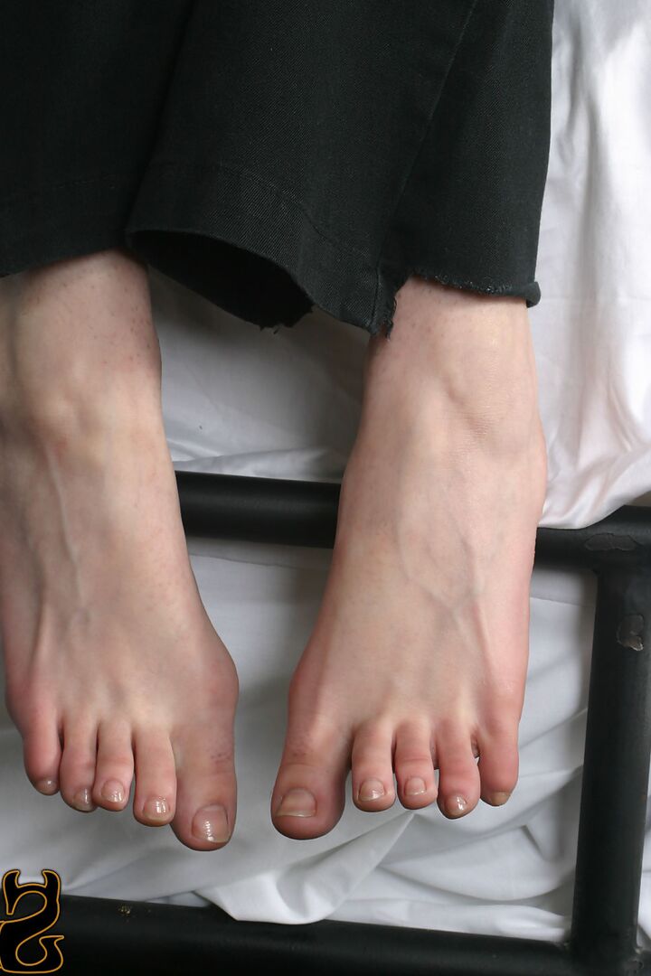 16P La chica vestida Mischa deja que un hombre negro le adore los pies descalzos
