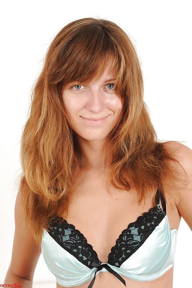 16P Garota fodível se despindo e expondo seus produtos em close-ups