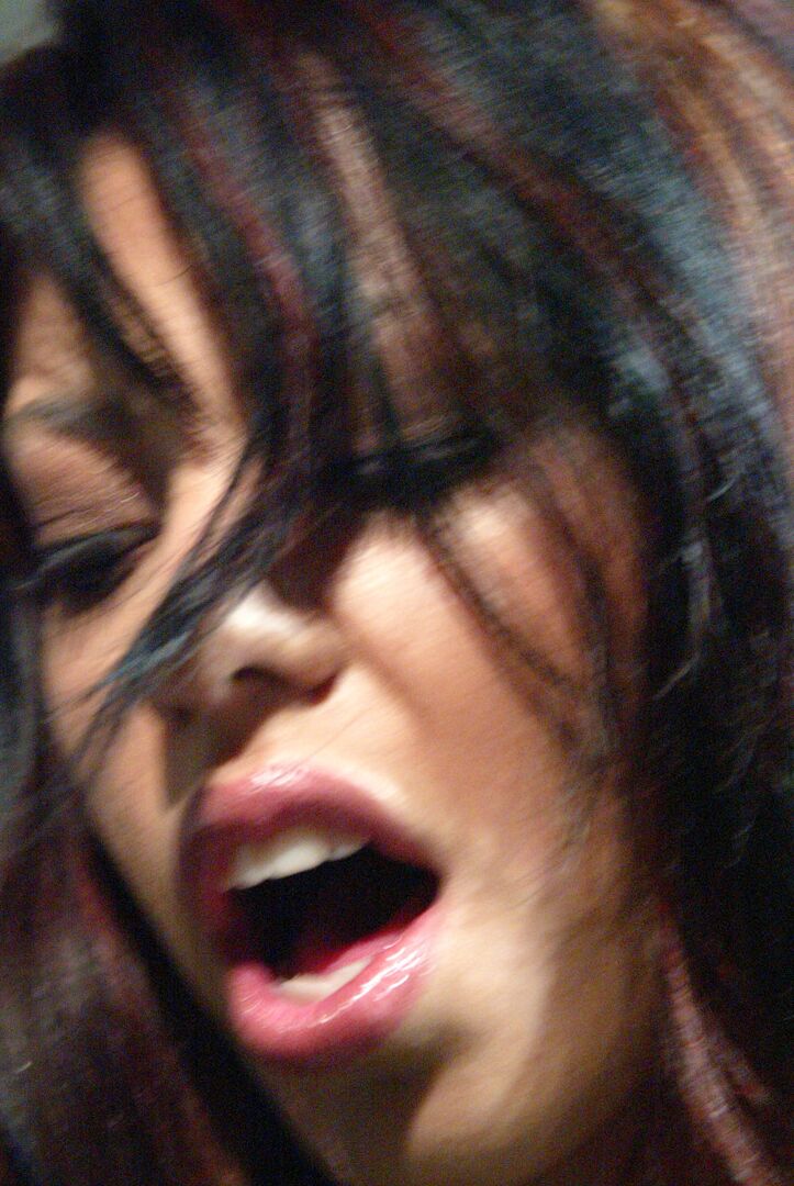 21P A estrela pornográfica de olhos grandes Satine Phoenix fica com as mãos amarradas enquanto monta um sybian