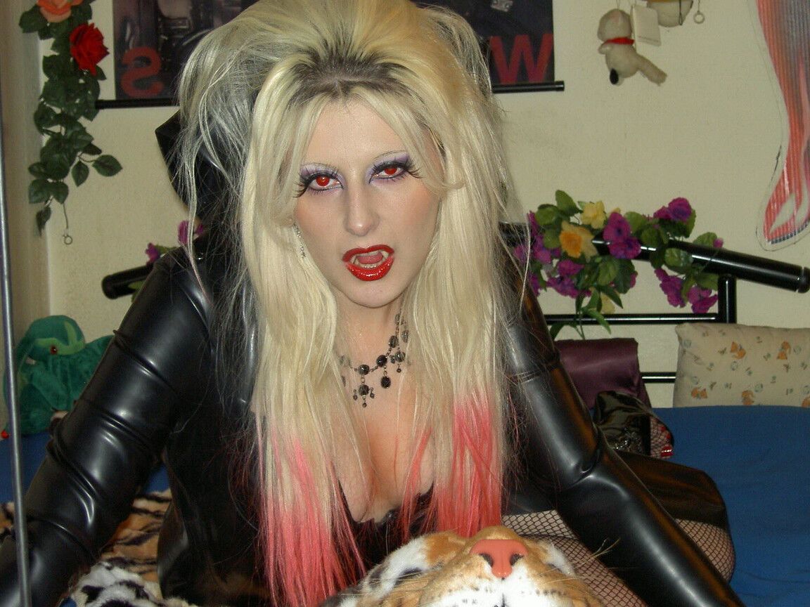 16P Princesa Vampiro Mi Guarida Pt01Disfraz, Aspecto Mojado