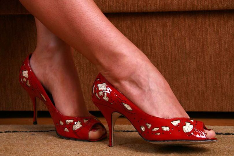 16P A gata marcante tira os sapatos para demonstrar seus lindos pés e