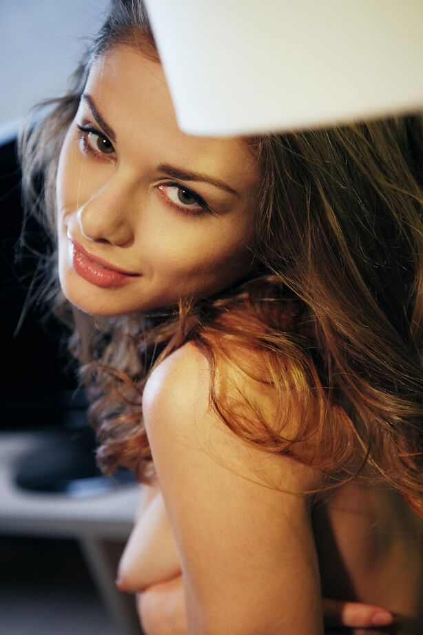 16P La jolie teen Loretta A enlève son soutien-gorge avant de doigter sa chatte rose et serrée