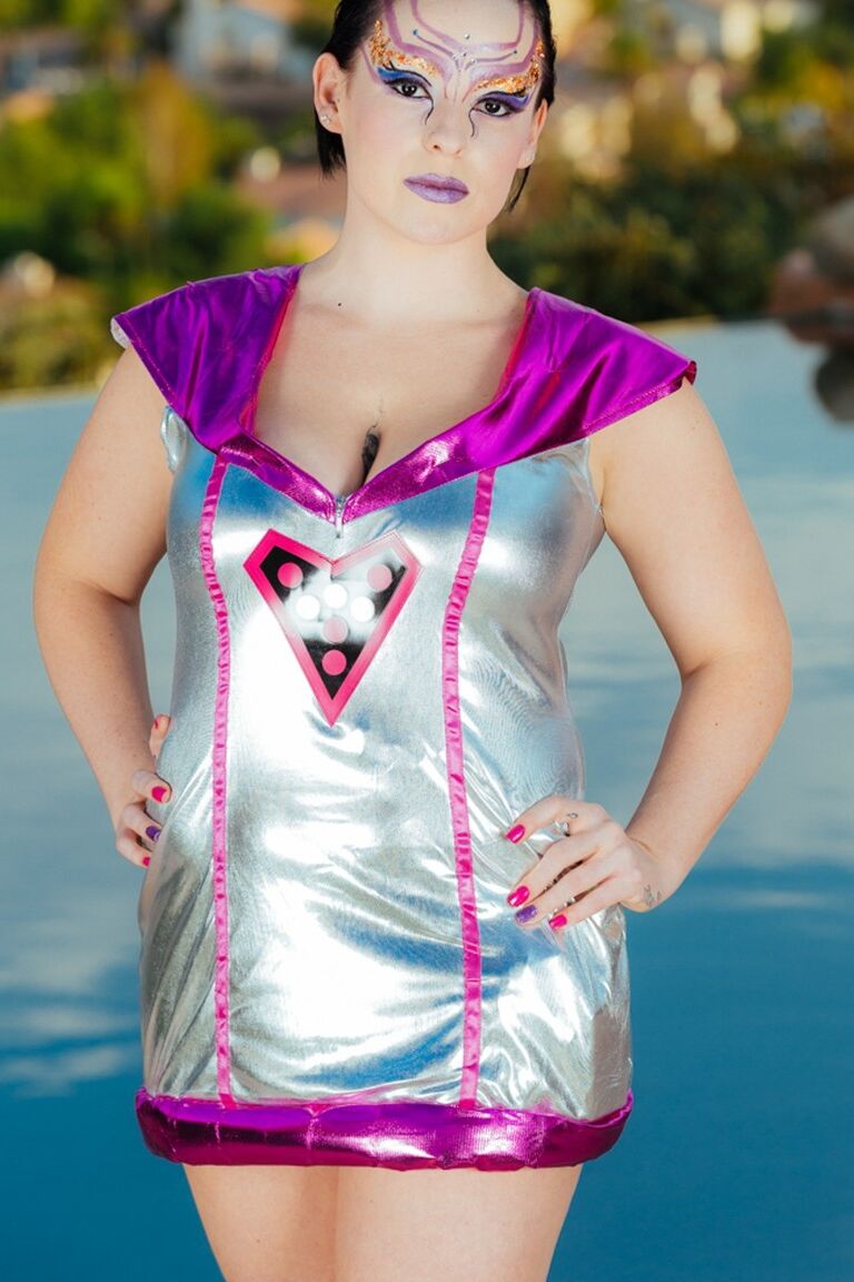 17P Hermosa belleza espacial se quita el uniforme para posar sus grandes tetas desnuda junto a la piscina