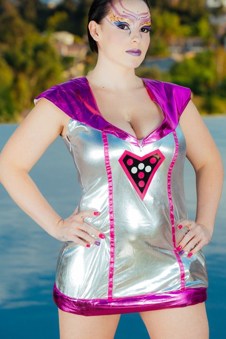 17P Hermosa belleza espacial se quita el uniforme para posar sus grandes tetas desnuda junto a la piscina