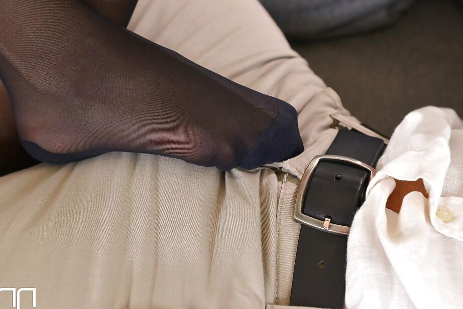 16P Die mit Nylon bedeckten Füße der vollständig bekleideten Lady Dolly Diore wichsen den Schwanz