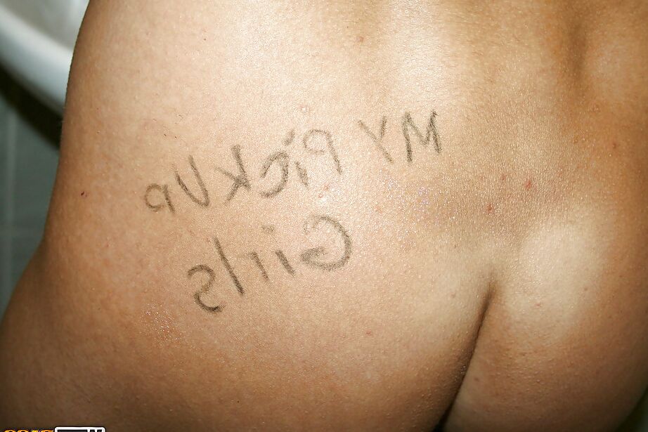 16P Nuttige Brünette mit gepflegtem Arsch wird von zwei Kerlen gefickt und ins Gesicht gespritzt
