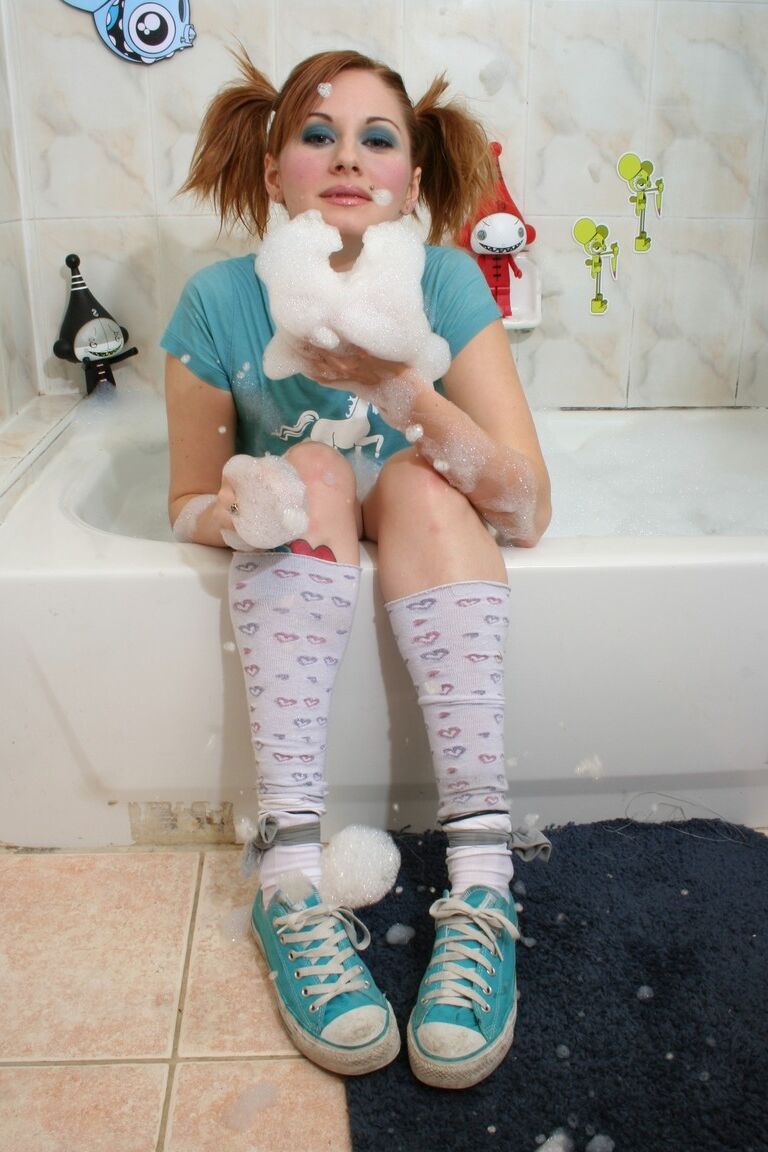17P Une brune sexy avec des nattes savonne sa jolie chatte en s'amusant en solo dans la salle de bain
