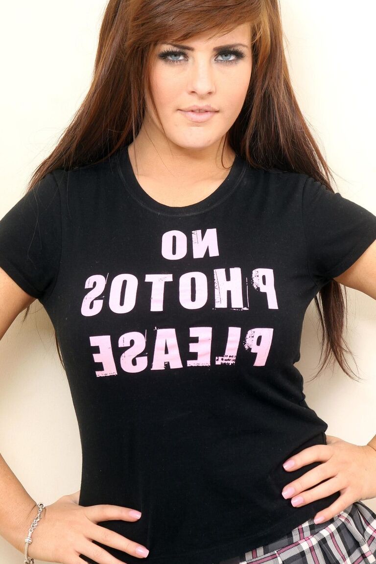 18P La belle fille emo Robyn époustoufle avec ses melons naturels géants