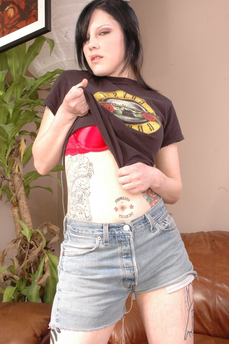 17P Linda garota emo lentamente tira a roupa e mostra seus peitos pequenos gostosos