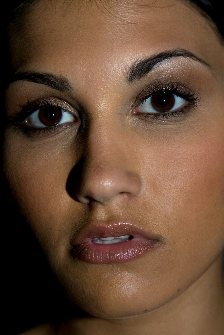 12P Die wunderschöne Brünette Miss Jade Indica zeigt ihre sexy Beine in einem kurzen Rock