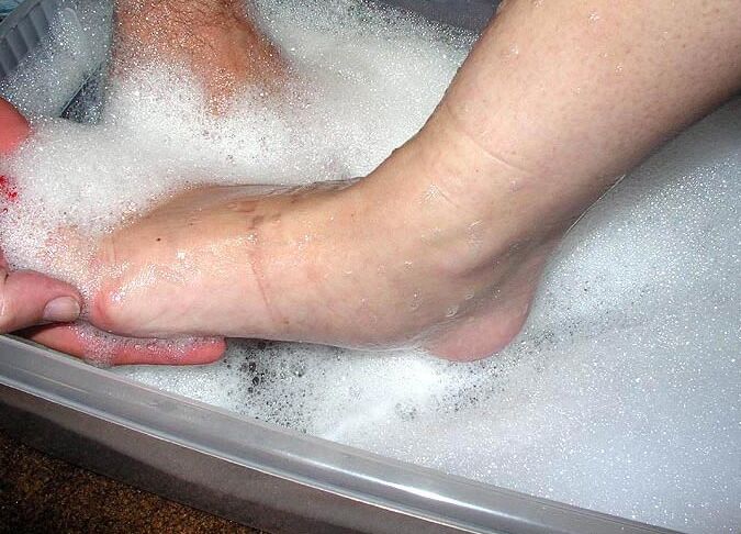 11P Foot Divas Lavándose los pies
