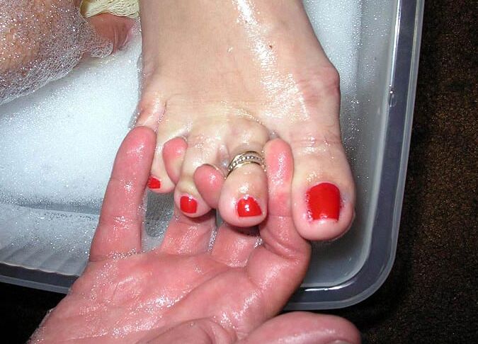 11P Foot Divas Lavándose los pies