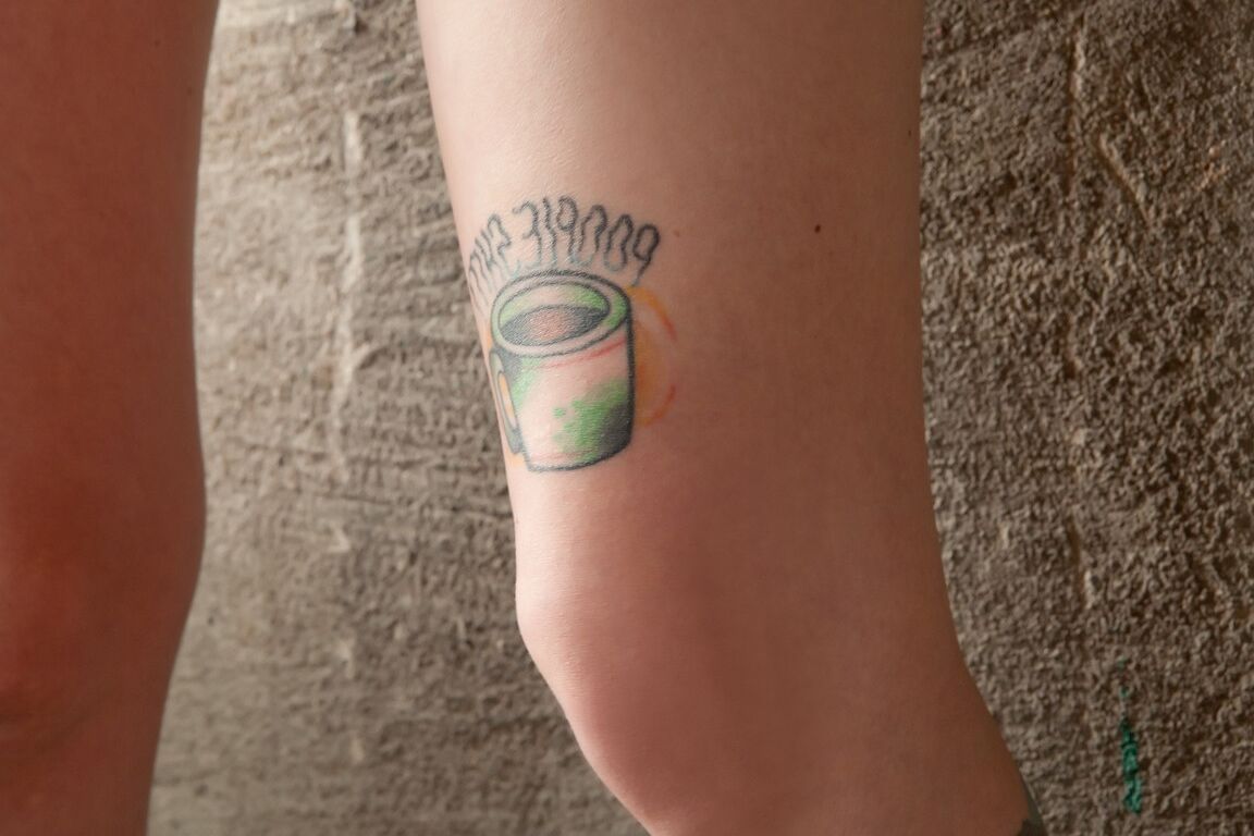 17P Gata emo de cabelos curtos tira a roupa e mostra seu corpo macio e tatuado