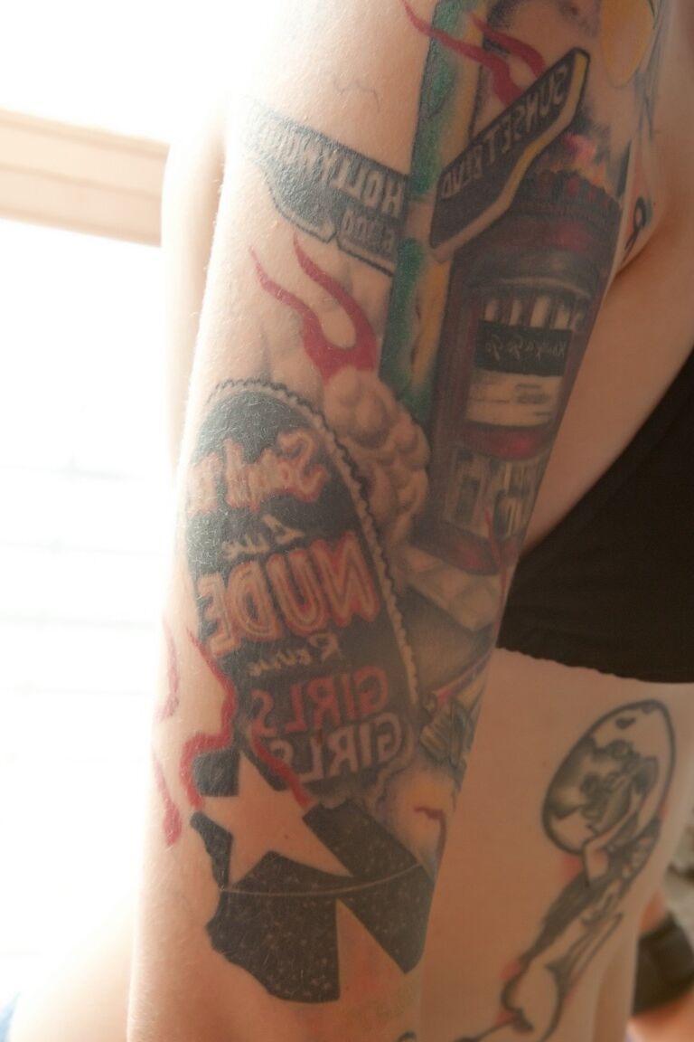 17P Gata emo de cabelos curtos tira a roupa e mostra seu corpo macio e tatuado