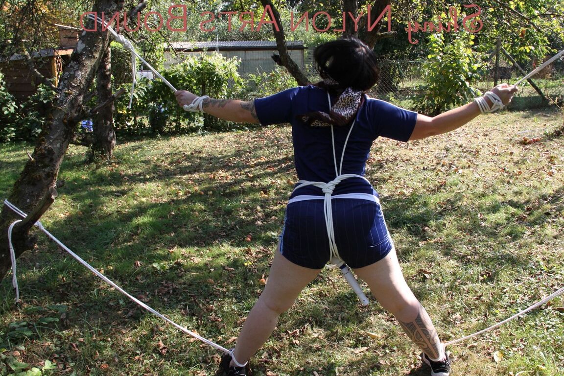 16P Jill wurde von Sophie an zwei Bäumen mit Seilen und einem Stoffknebel gefesselt und geknebelt