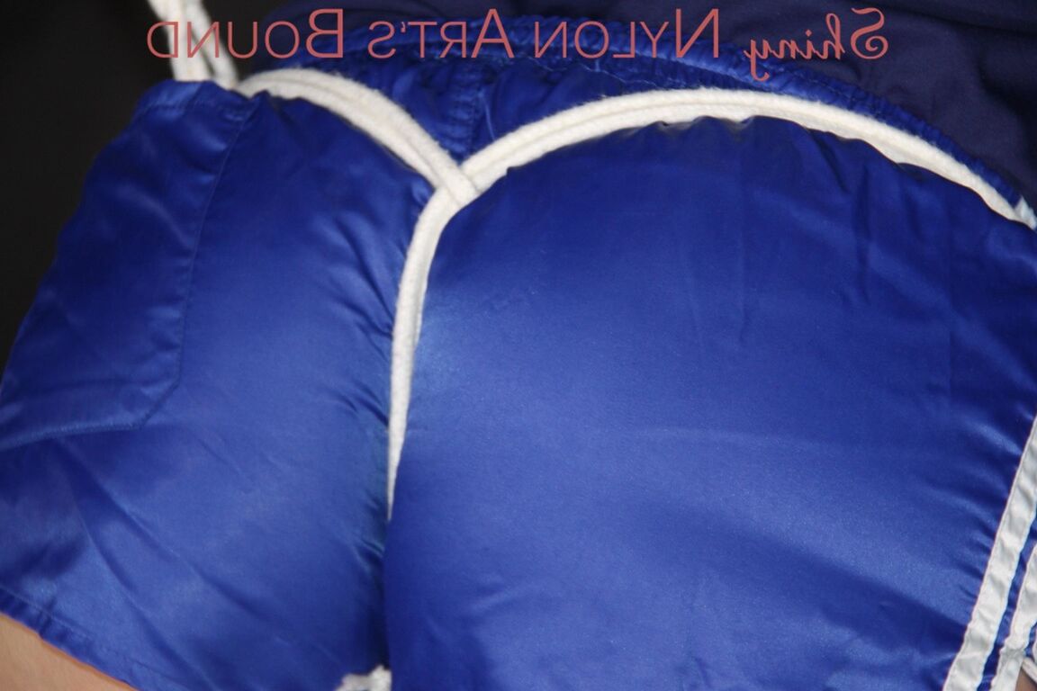 16P Sophie sexy étant attachée et bâillonnée au-dessus de sa tête avec des cordes et un bâillon en tissu.