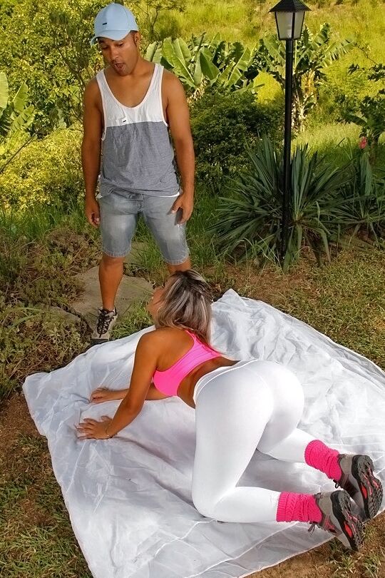 16P Sexy vestida Latina Lolah tem um enorme show vaginal ao ar livre