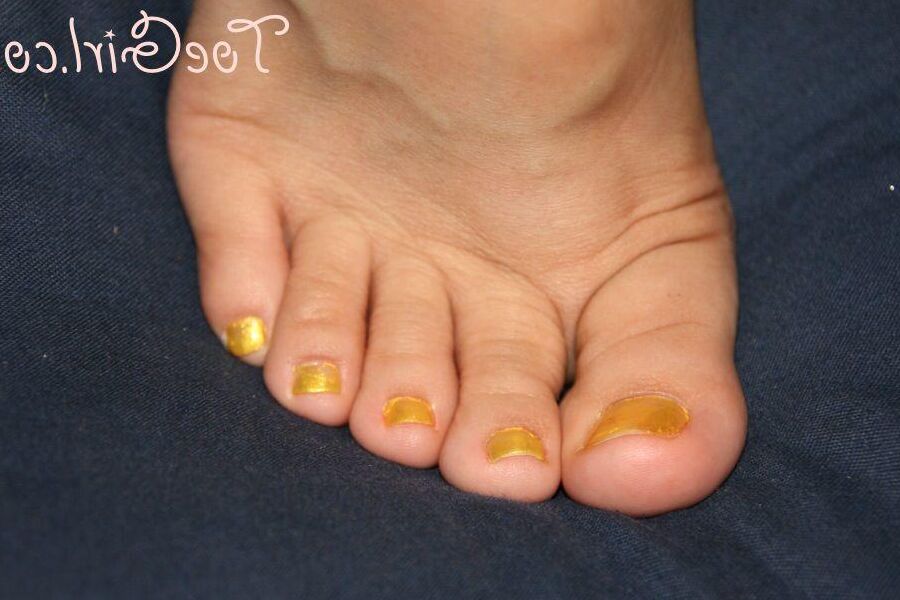 16P Caucasian female displays her painted toenails while wearing sandals