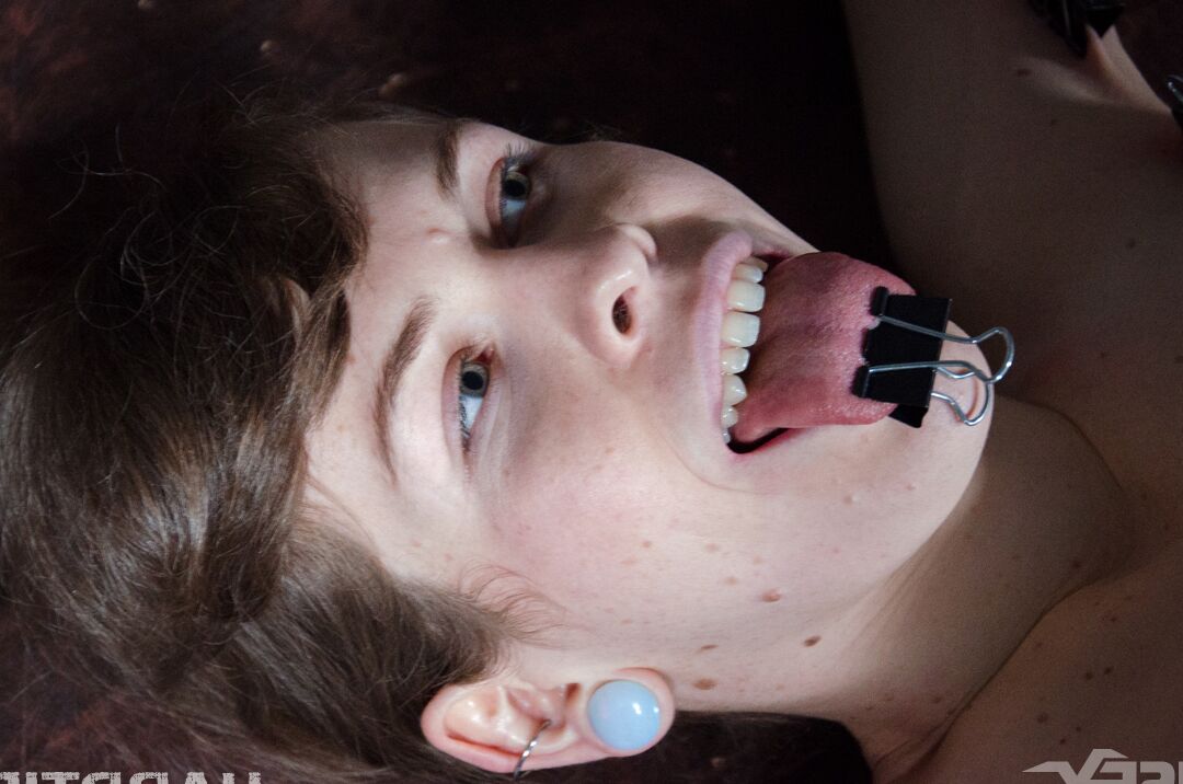 14P Blossom, une fille geek, endure la torture pendant une action de domination lesbienne
