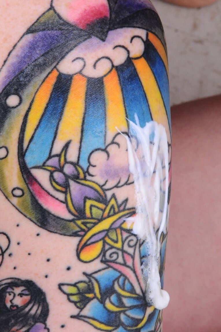 17P La pequeña pelirroja tatuada Misti Dawn disfruta de que un chico y una chica calientes se corran en su tatuaje