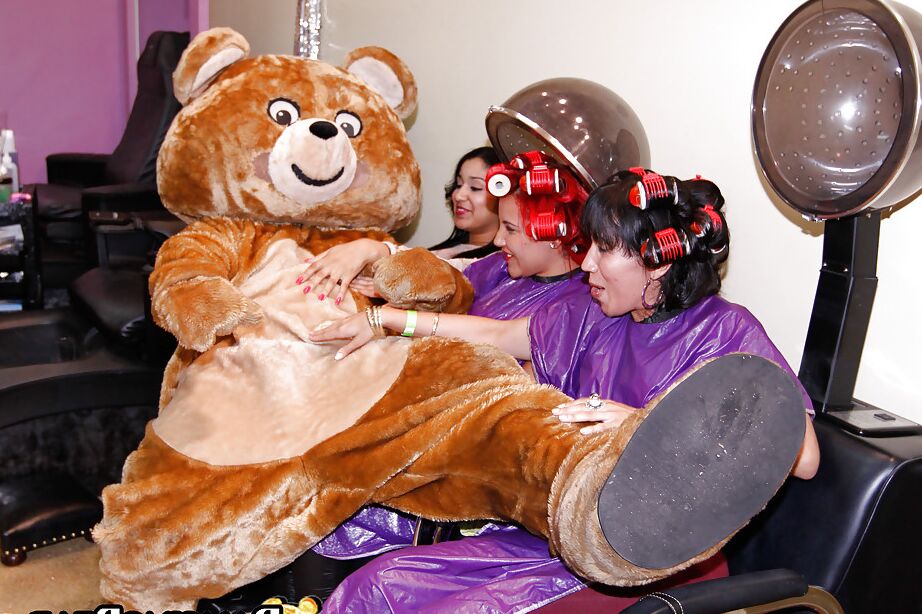 16P Scène d'éjaculation avec des filles non nues faisant des pipes parfaites à une strip-teaseuse