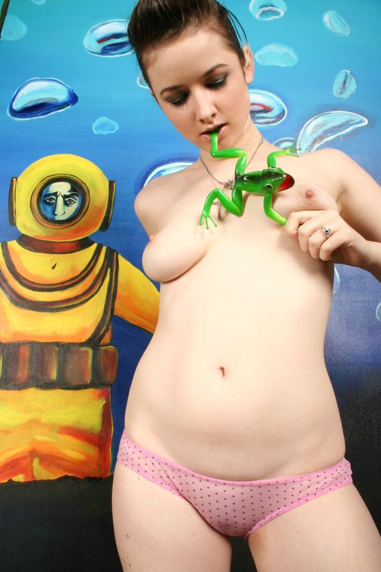 17P Puta fetichista incondicional se quita la ropa interior transparente para jugar desnuda en la tienda de mascotas