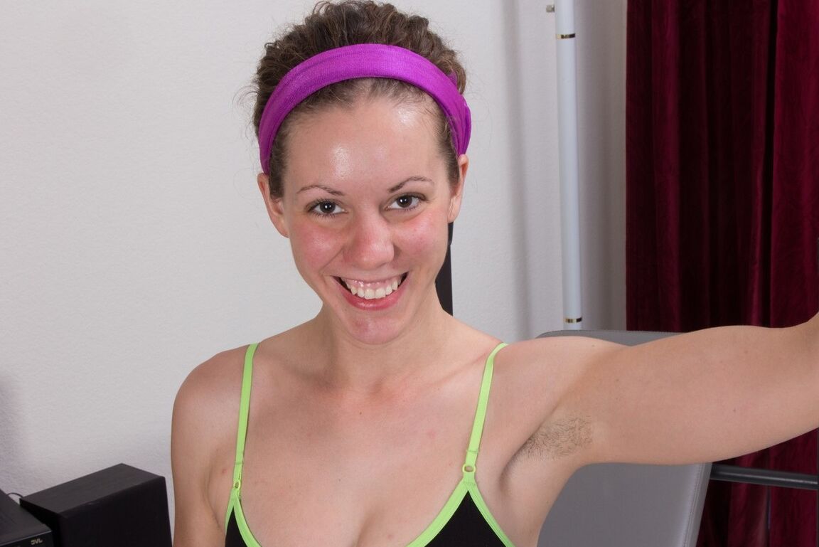 16P A beleza peluda Candy Smith adora treinar e gozar