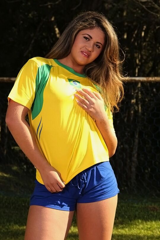 16P Jugadora de fútbol latina traviesa quitándose su conjunto deportivo al aire libre