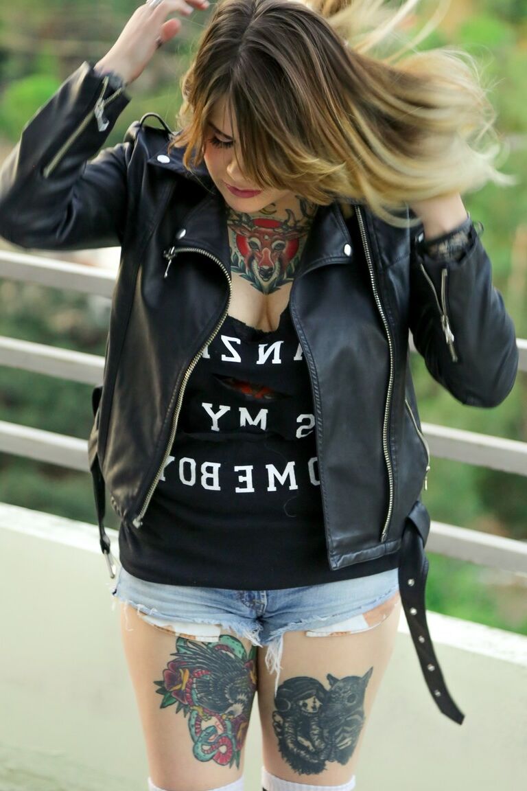 17P La amateur tatuada Farrah Paws se pela en el balcón para mostrar sus grandes tetas
