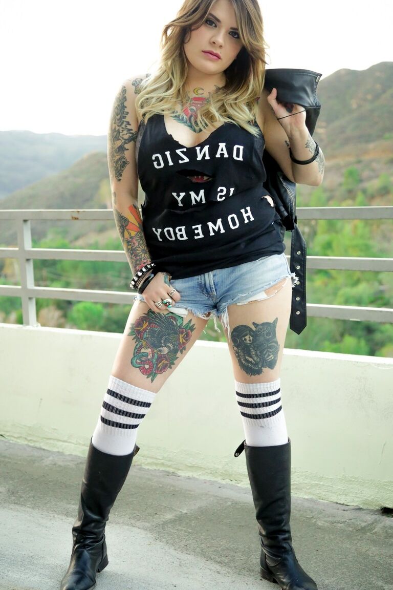 17P La amateur tatuada Farrah Paws se pela en el balcón para mostrar sus grandes tetas