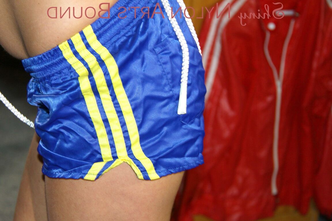 16P HOT HOT HOTSandra porte un short en nylon brillant bleu-jaune supersexy et un jaune