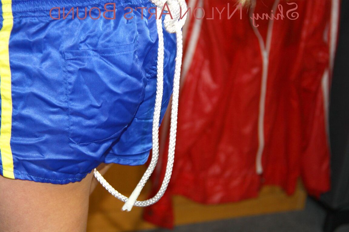 16P HOT HOT HOTSandra porte un short en nylon brillant bleu-jaune supersexy et un jaune