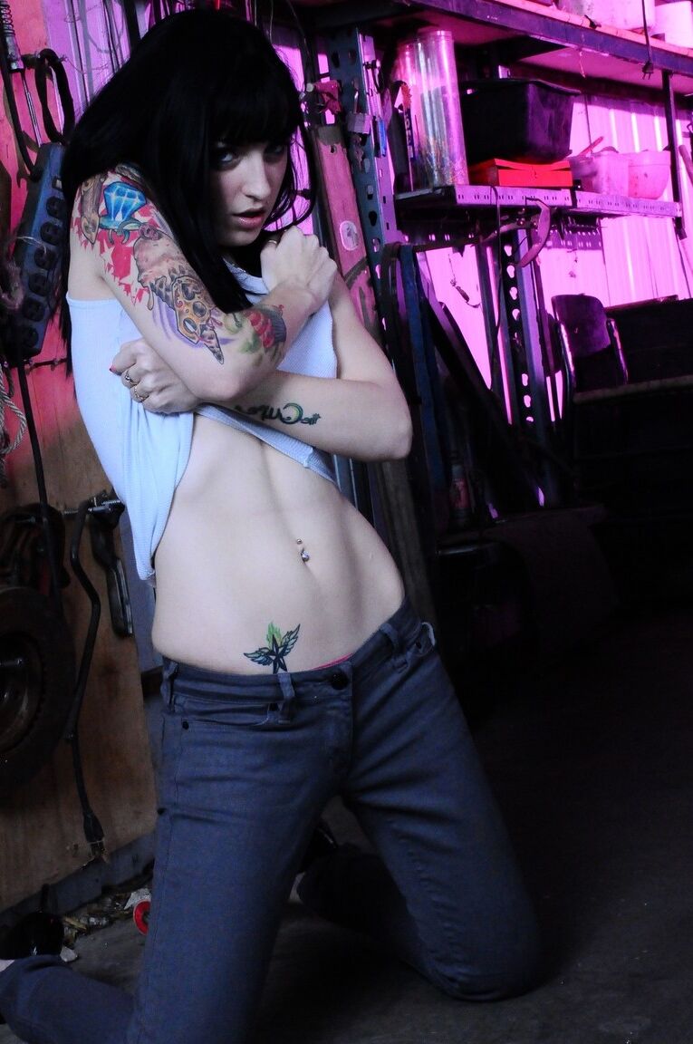 17P Das rauchend heiße Emo-Girl Draven macht einen erotischen Striptease und spreizt den Arsch in der Garage