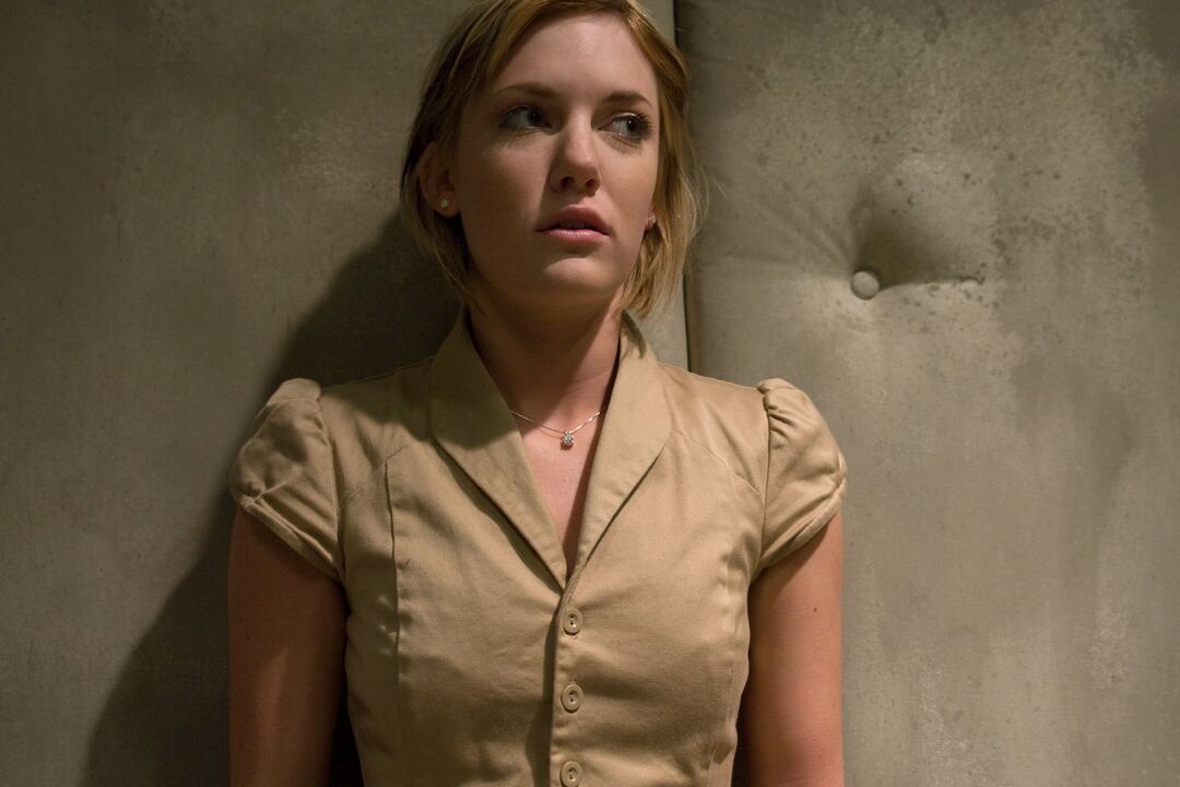 17P Une blonde apprend que la soumission est le seul moyen de survivre