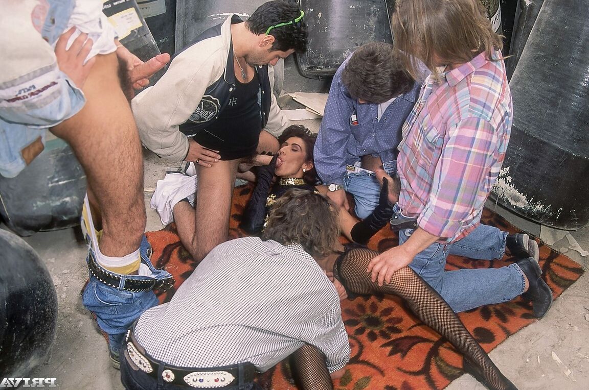12P La zorra cachonda Andrea chupa pollas y recibe una corrida facial en un gangbang humeante