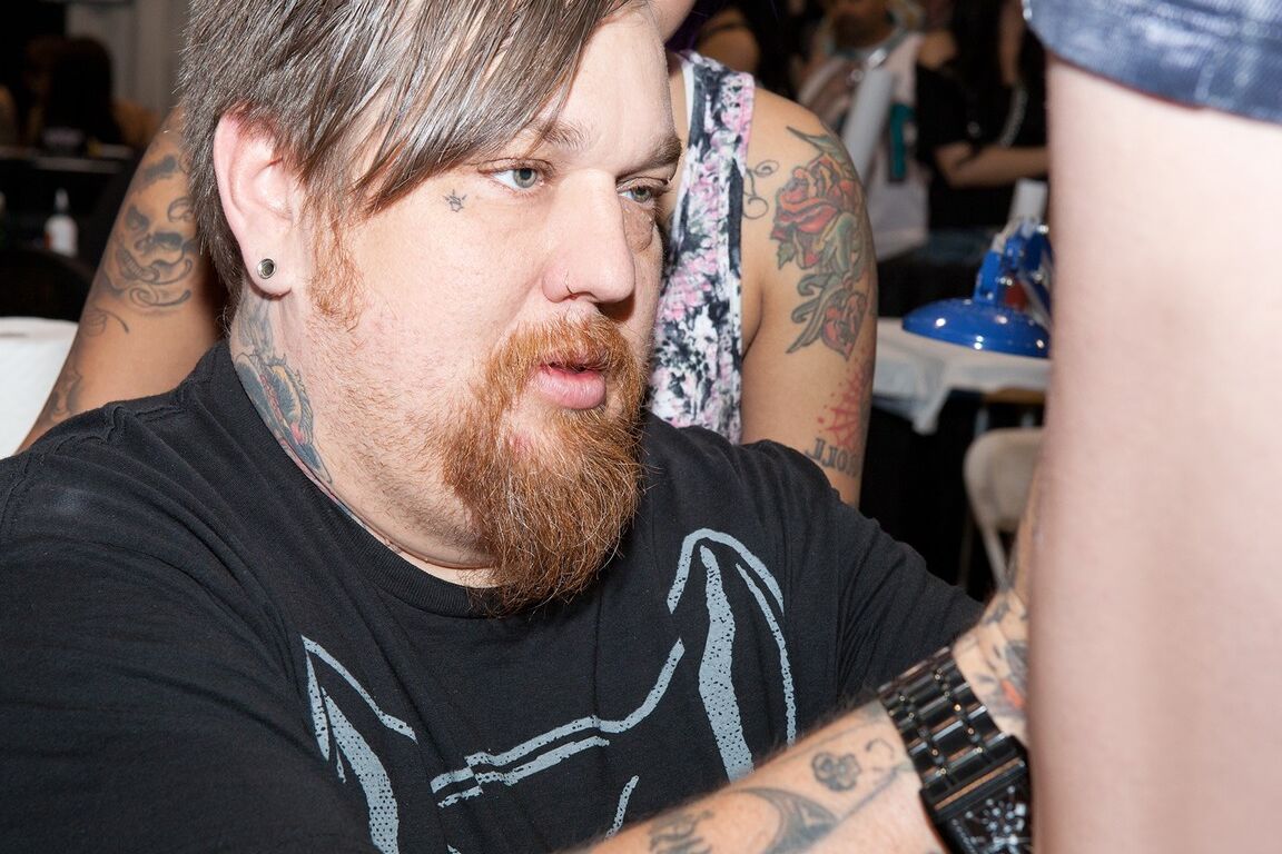 17P Un trio de modèles fétichistes chauds se fait tatouer