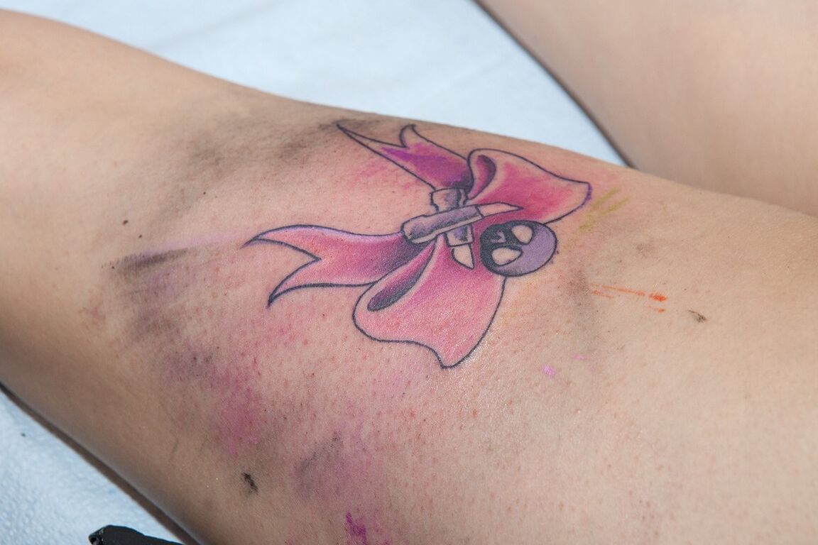 17P Un trio de modèles fétichistes chauds se fait tatouer