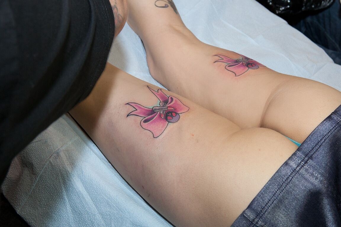 17P Un trio de modèles fétichistes chauds se fait tatouer